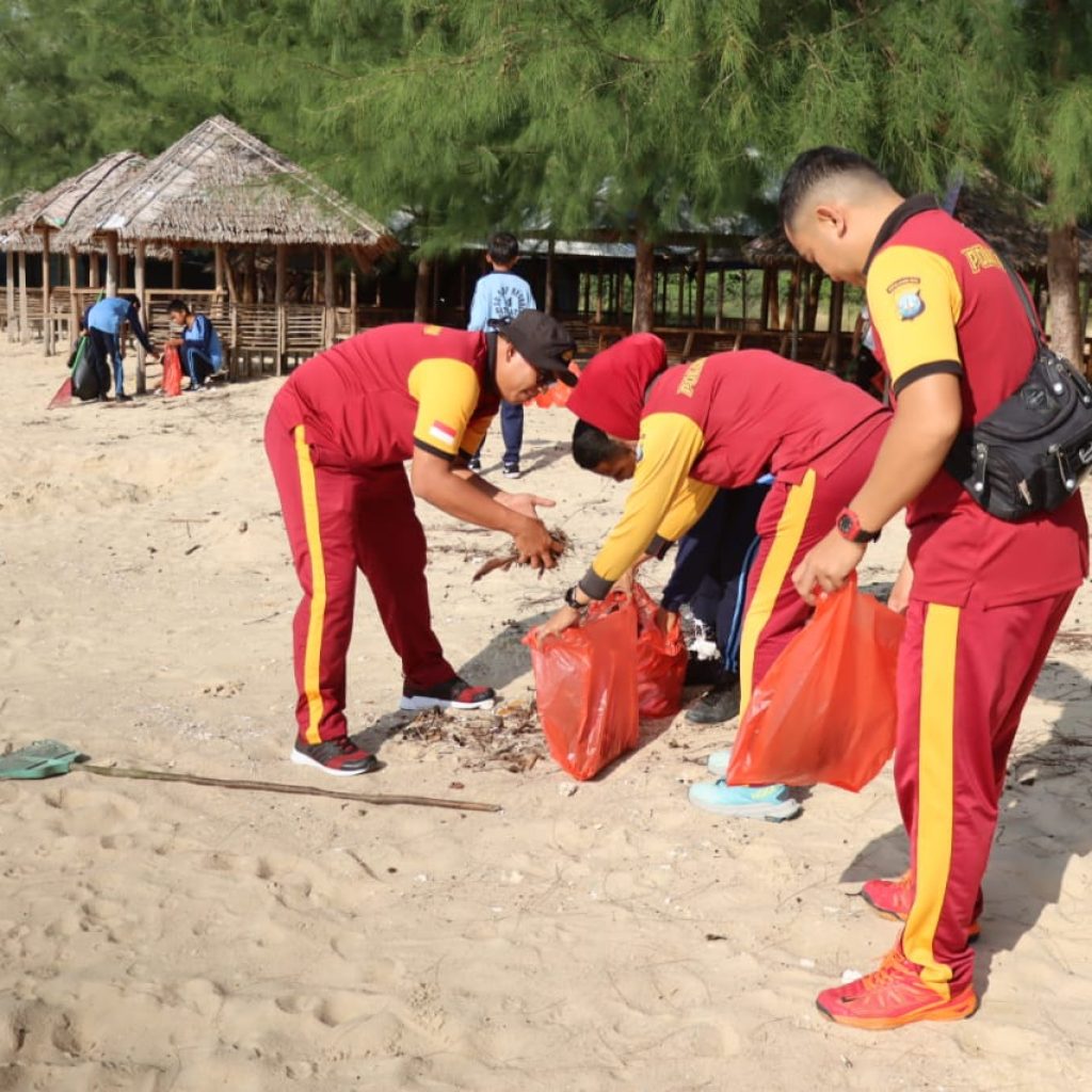 polres dan polsek bersih bersih sampah