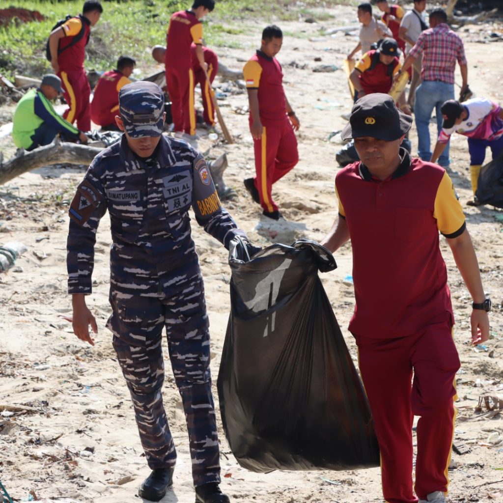 pembersihan di pantai bersama tni polri