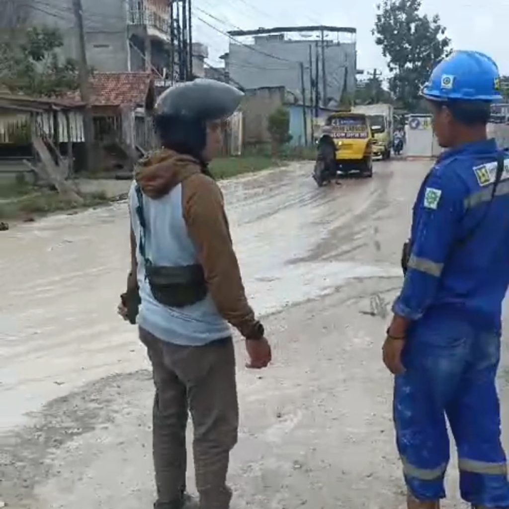 Proyek Instalasi Pengolahan Air Limbah dikerjakan PT Waskita Lumpurnya dibuang Tengah Jalan Umum