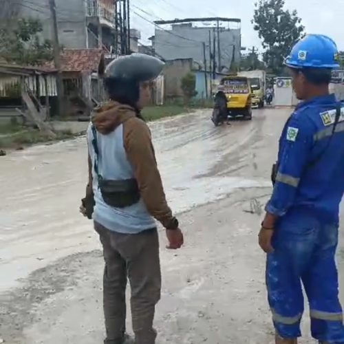 Proyek Instalasi Pengolahan Air Limbah dikerjakan PT Waskita Lumpurnya dibuang Tengah Jalan Umum