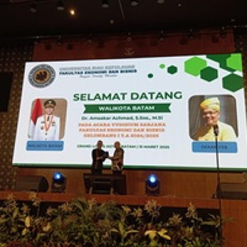Amsakar Ahmad Hadir di yudisium Universitas riau Kepulauan Batam